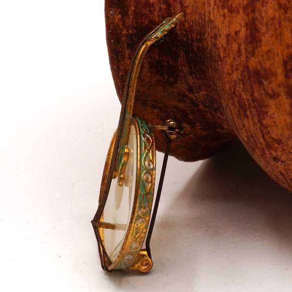 Vintage Spanish Stringed Banjo Pearly Center Green Enamel Brass Tone Brooch - Picture 4 of 13
